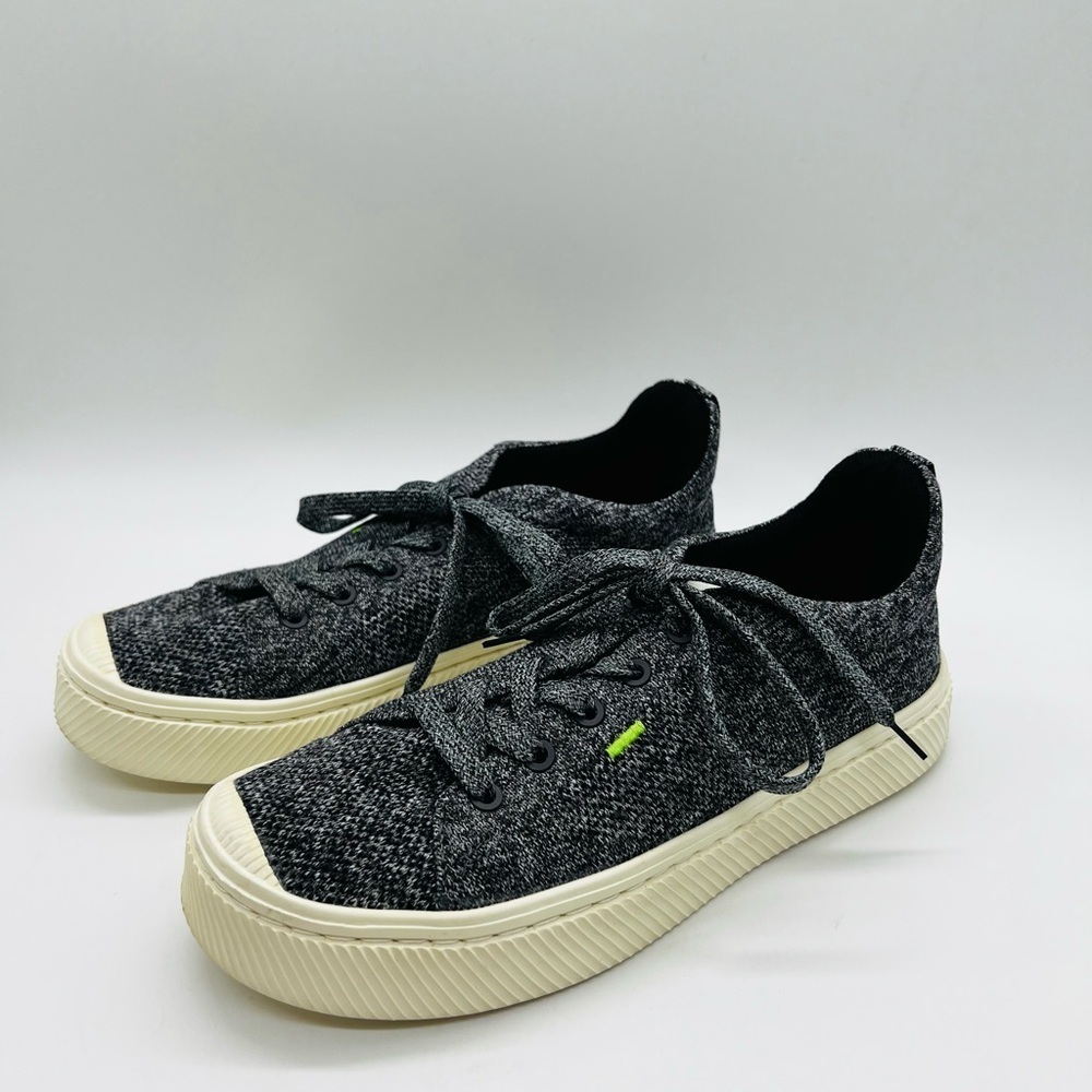 Cariuma Black and Cream Women's Sneakers Size 7.5 or Men’s Size 6